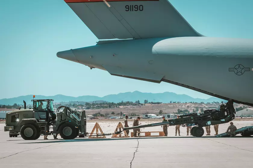 США отправили в Украину очередную партию гаубиц M777 самолётами C-17 Globemaster III