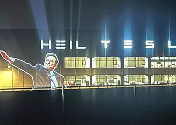 Musk's Nazi salute was shown with a projector on the facade of the Gigafactory Berlin-Brandenburg factory