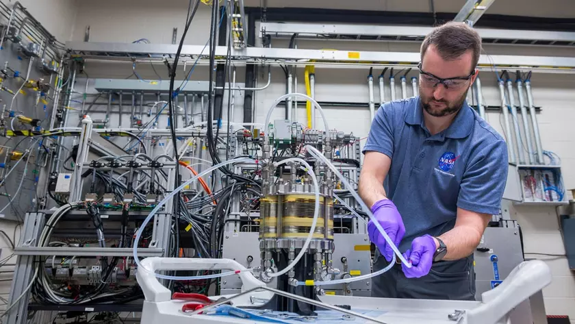 Инженеры NASA настраивают компоненты регенеративной системы