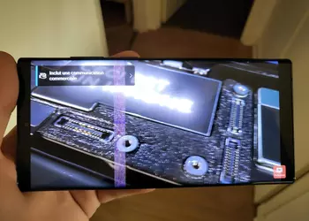 The Samsung Galaxy S22 Ultra is already in trouble: some flagships have started to appear incomprehensible stripes on the screen