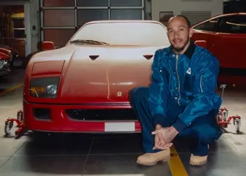 Льюис Хэмилтон и его новая Ferrari F40: 30 лет в гараже и мечты о «механике»
