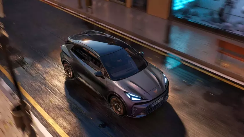 Электрический хэтчбек Cupra Raval Edge Plus в фирменном цвете