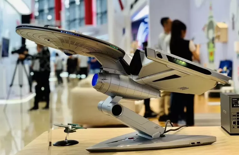 Titanium Enterprise: мощный компьютер Lenovo в виде корабля Enterprise из «Звездного Пути»