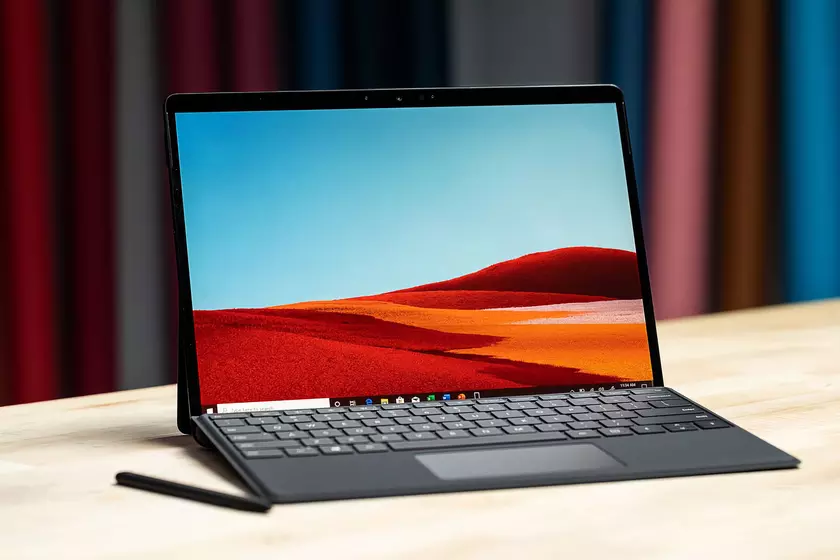 Microsoft готовит новую версию Surface Pro X с чипом SQ2 и в расцветке Platinum
