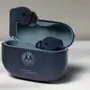 Фото чорних Moto Buds 2 Plus