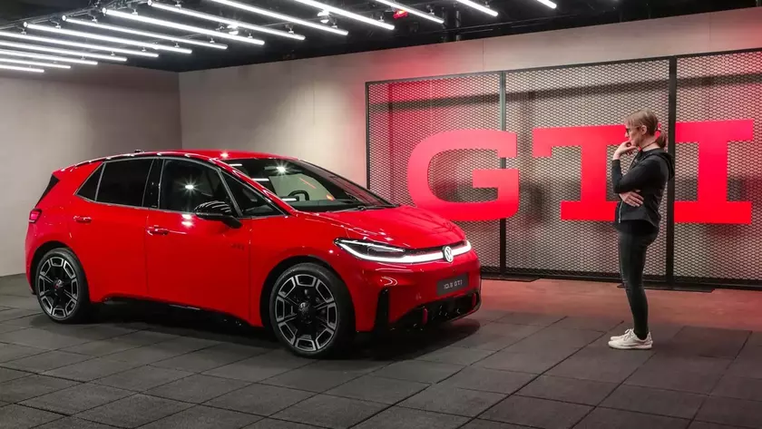 Электрический хэтчбек Volkswagen ID3 GTI красного цвета