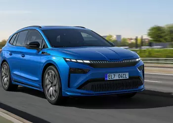 Skoda Enyaq прошла через рестайлинг в стиле Elroq и избавилась от решетки в передней части кузова