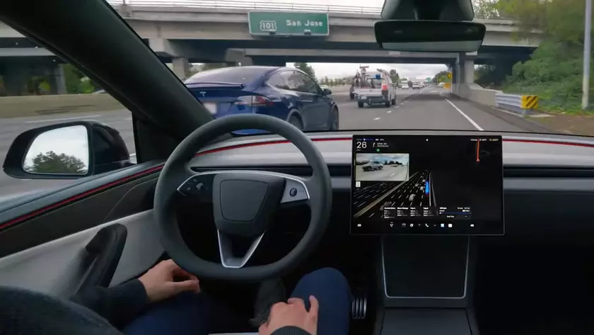 Интерьер Tesla с автопилотом