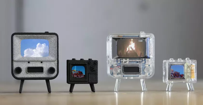 TinyTV 2 и TinyTV Mini: мини-телевизоры размером с брелок с 1" и 0.6" экранами за $49. И да, они работают!