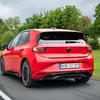 Задняя часть Volkswagen ID.3 GTI в движении