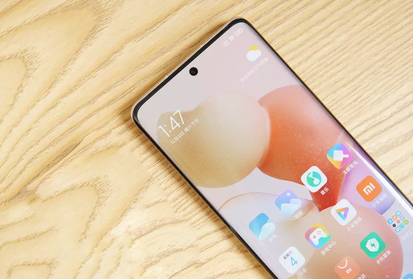 Инсайдер: линейка смартфонов Xiaomi 12 не получит подэкранную фронтальную камеру