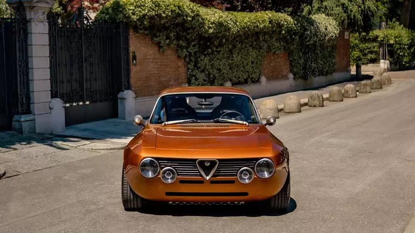 Рестомод Totem Automobili Giulia Euforia синего цвета