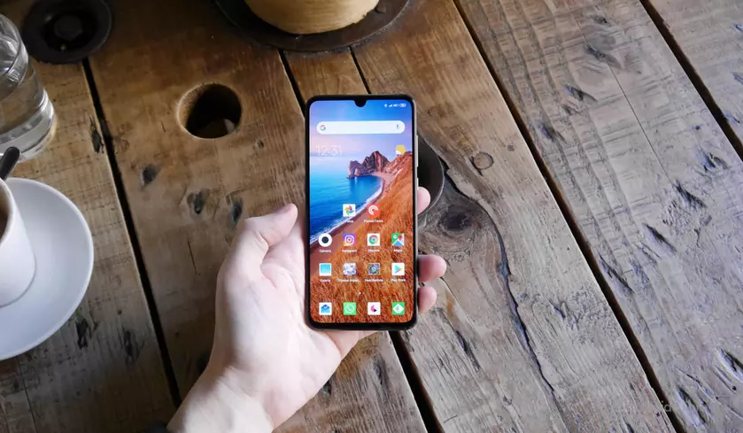 Не только Mi 9: Xiaomi добавит функцию DC Dimming во все смартфоны с OLED дисплеями