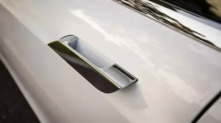 Після низки резонансних ДТП Tesla можуть змусити відмовитися від висувних ручок дверей