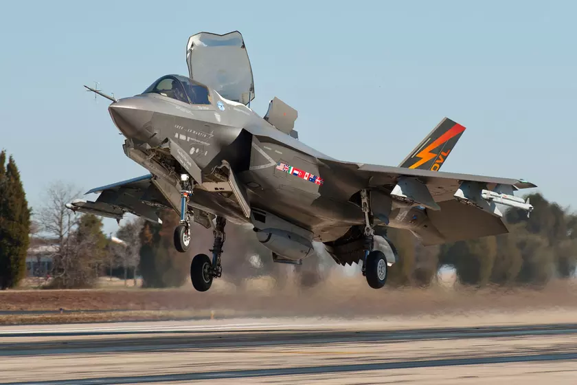 Lockheed Martin сможет возобновить продажи истребителей F-35 Lightning II, после того как Pratt & Whitney исправила проблему в двигателях F135