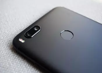 Smartphone Xiaomi Mi 6X rear resembles iPhone X