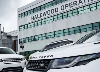 Кибератака остановила производство Jaguar Land Rover: заводы будут простаивать до вторника