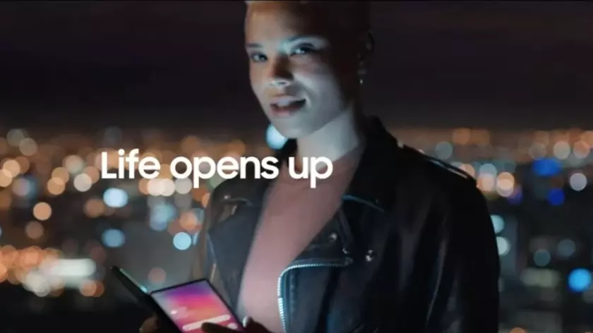 Samsung показала в новом рекламном ролике Galaxy Z Fold 3 с подэкранной камерой? И опять подколола Apple