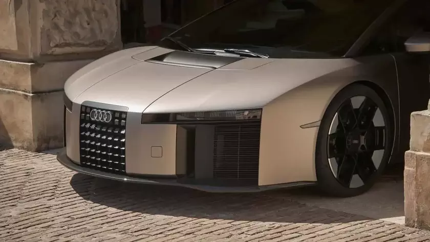Спортивный гиперкар Audi Nuvolari на фоне исторической архитектуры Италии