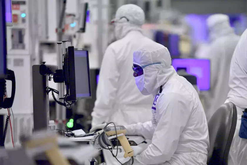 Intel борется с нехваткой рабочей силы, нанимая на работу студентов
