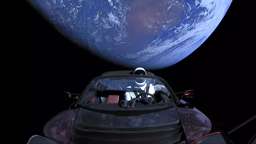 Космический автомобиль Tesla Roadster преодолел уже 3 208 624 326 км – он двигается со скоростью 77 787 км/ч