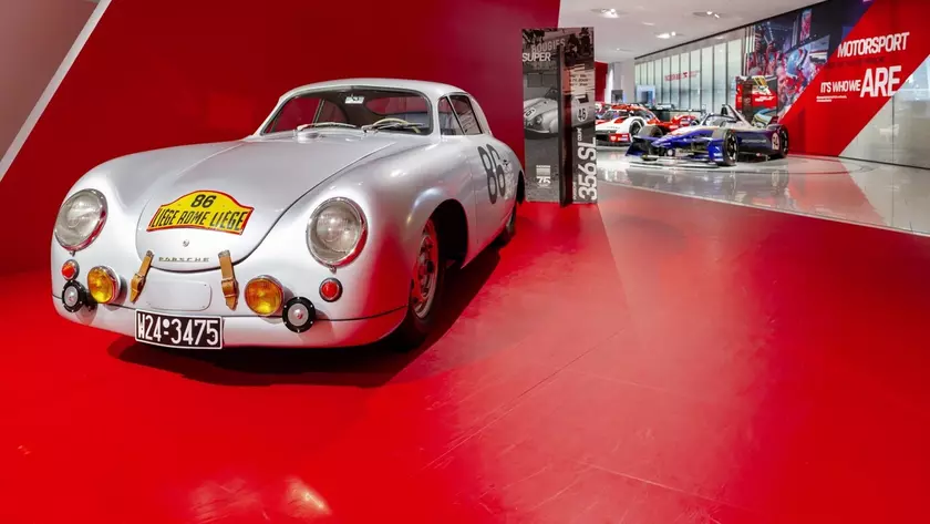 356 SL 1952 года из корпоративной коллекции Porsche в музейной экспозиции