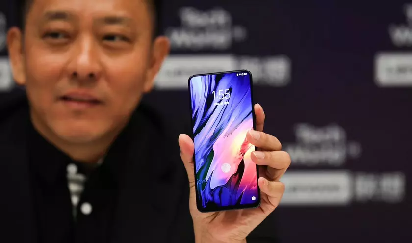 Lenovo обещает, что механизм слайдера Z5 Pro будет лучше, чем у Xiaomi Mi Mix 3