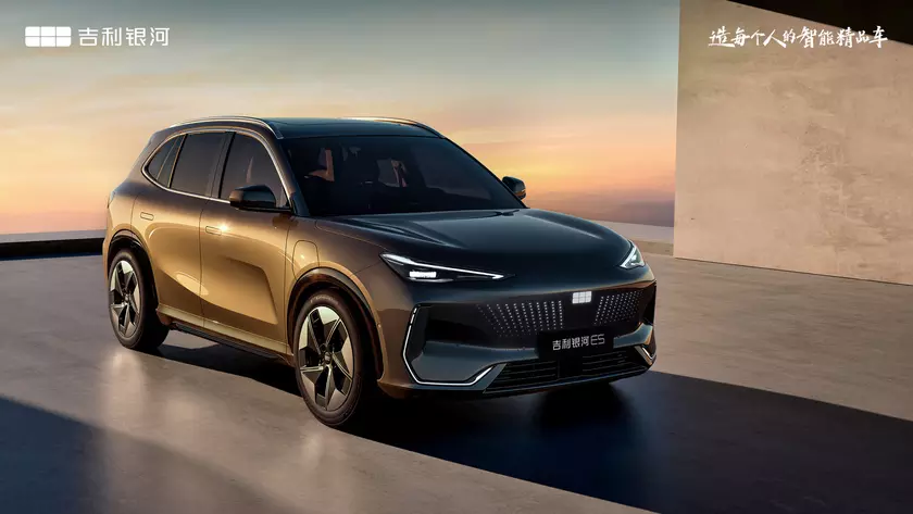 Конкурент VW ID.4 и Tesla Model Y: Geely представила конмактный электрический кроссовер Galaxy E5