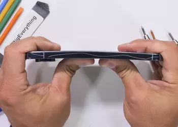 The Pixel 10 Pro XL won't bend, won't melt, but is afraid of the scalpel: blogger JerryRigEverything put Google's flagship to the test