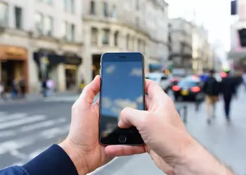 Apple научит iPhone распознавать грабителей: смартфон блокируется сам, если его выхватят из рук