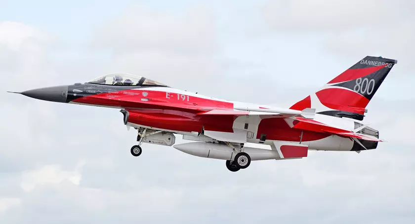 США хотят склонить Аргентину к покупке 24 американских истребителей F-16 у Дании за $700 млн вместо китайских JF-17 или индийских Tejas
