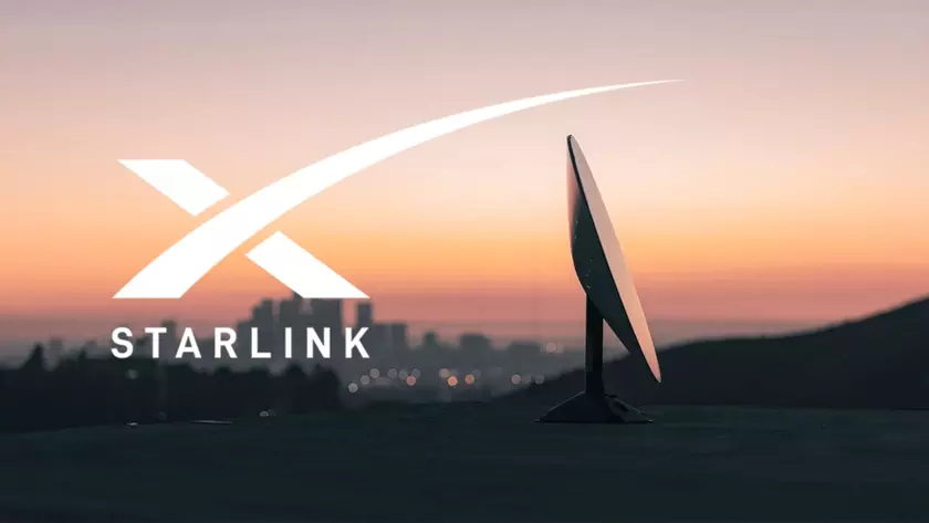 Антенна Starlink на фоне неба