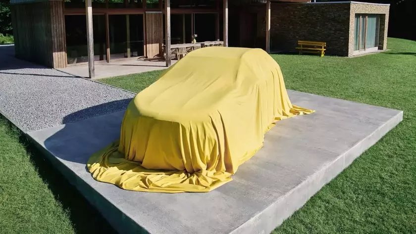 Новый Mercedes GLA на официальном тизере перед премьерой