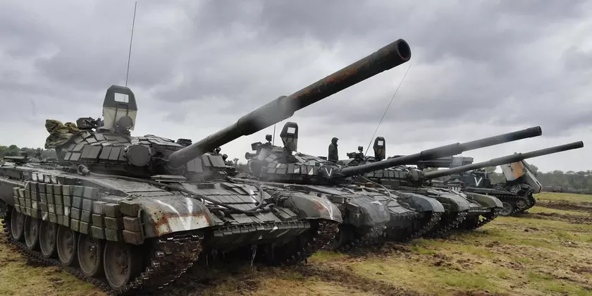 Украинский дрон уничтожил повреждённый российский танк Т-72Б, скинув одну ракету F-1 точно в открытый люк