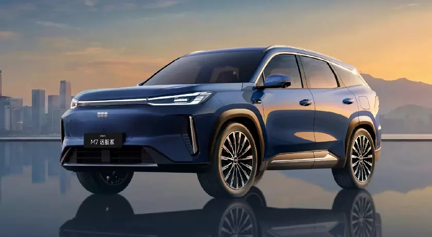 Гибридный кроссовер Geely Galaxy M7 в движении