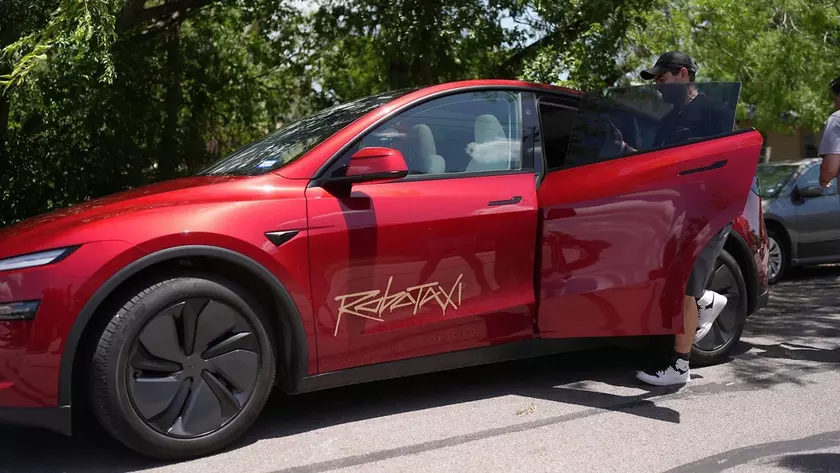 Беспилотное роботакси Tesla на дорогах Остина