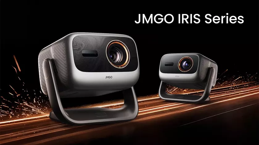 Проектор JMGO Iris Ultra на фоне стены