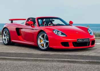 Красный флаг для коллекционеров: Porsche Carrera GT в редком цвете выставлен на аукцион