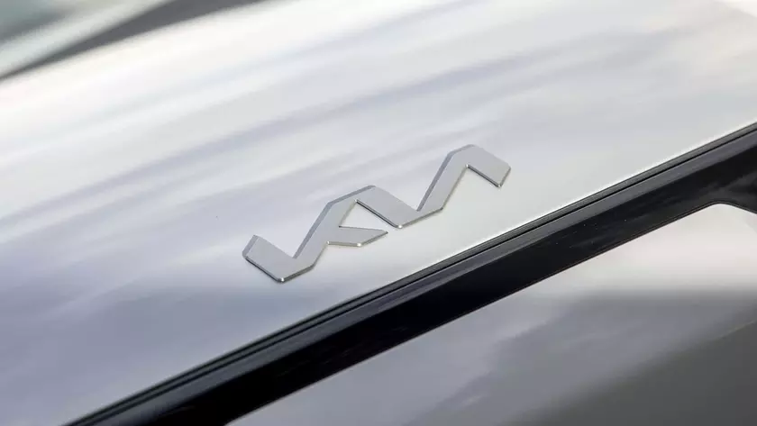 Компактный кроссовер Kia Stonic на дороге
