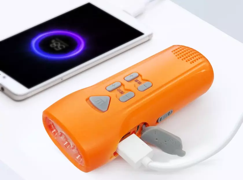Фонарик Xiaomi c FM-приемником и ручной динамо-машиной для зарядки