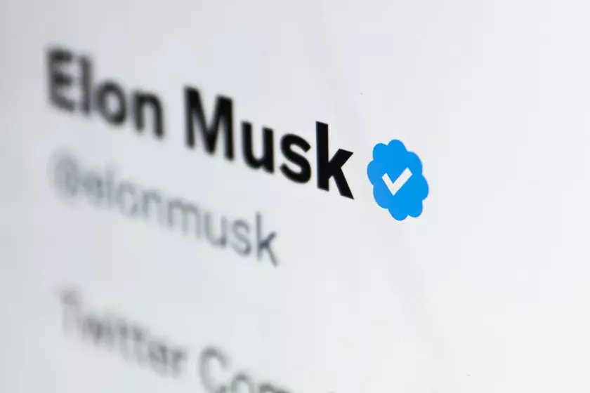 Twitter раздает «синие галочки» всем желающим за $8: соцсеть «захватили» фейковые знаменитости, «взломали» даже Маска