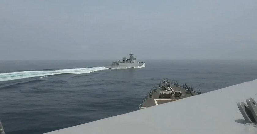 Китайский военный корабль LUYANG III DDG 132 едва не столкнулся с американским эсминцем USS Chung-Hoon (DDG 93)