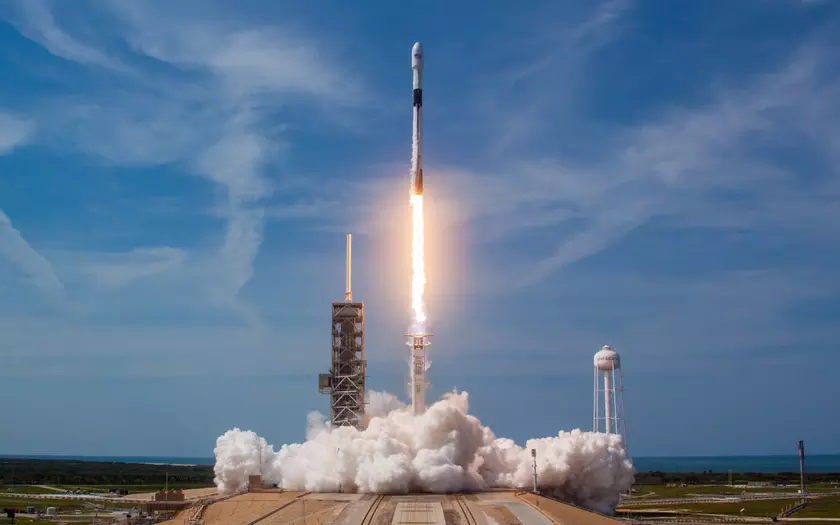 Пользователь снял на видео запуск ракеты Falcon 9 прямо из салона самолёта