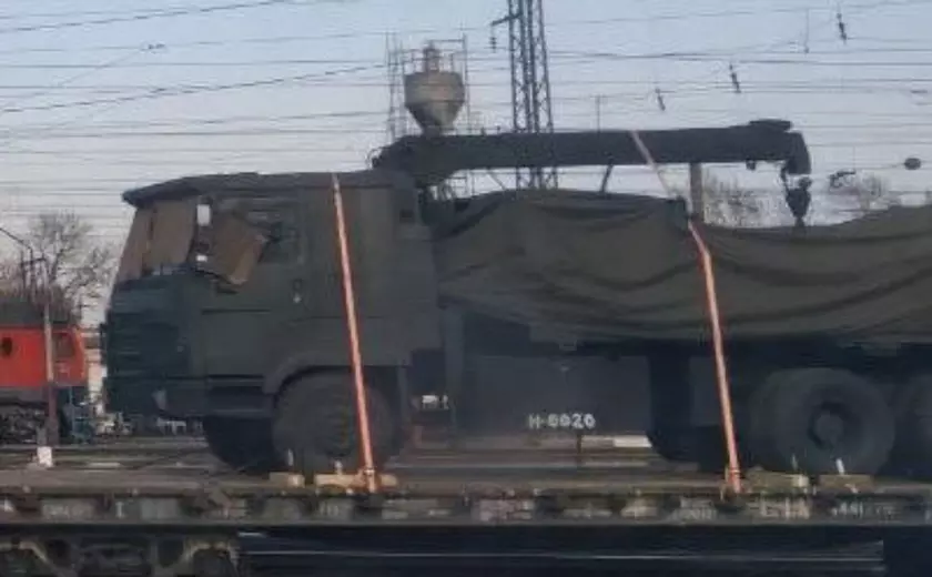 Необычный груз: кран на эшелоне в центре внимания Крыма