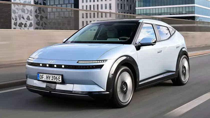 Электромобиль Hyundai Ioniq 3 синего цвета