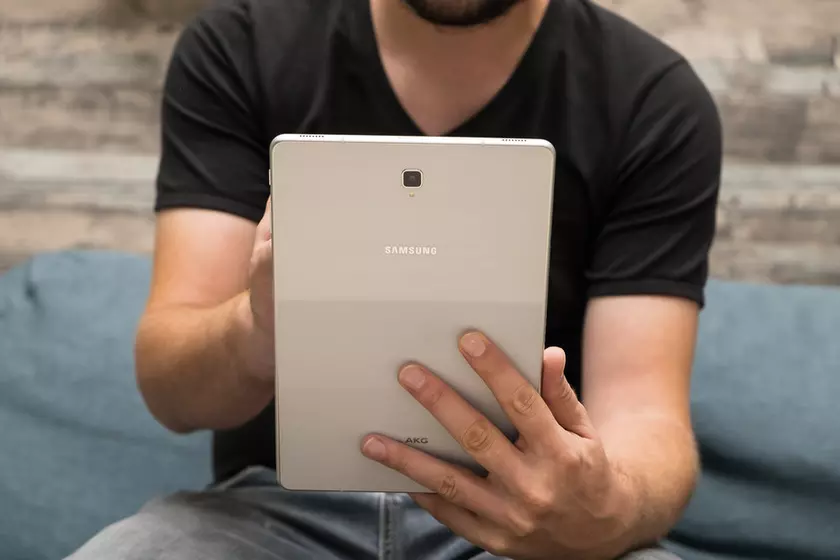 Samsung уже работает над новыми Galaxy Fold с огромными дисплеями и новым дизайном