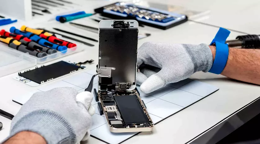 Еврокомиссия хочет обязать производителей смартфонов увеличить срок службы аккумуляторов и выпускать запчасти в течение 5 лет