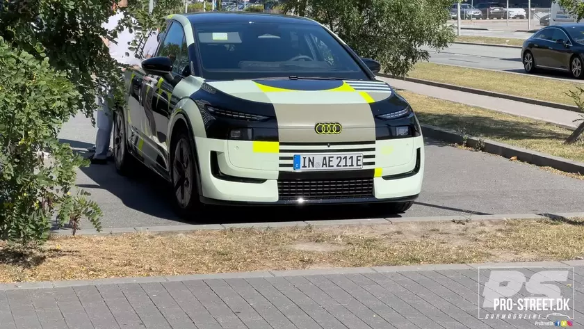 Прототип Audi A2 e-tron во время дорожных тестов