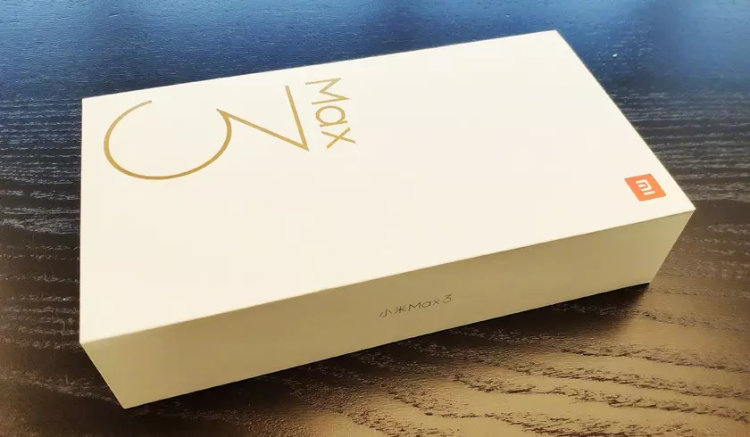 Глава Xiaomi показал коробку Mi Max 3 и намекнул на скорый анонс смартфона