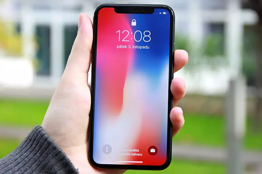 Apple сделает смарт-часы и iPhone более автономными с помощью энергосберегающих дисплеев